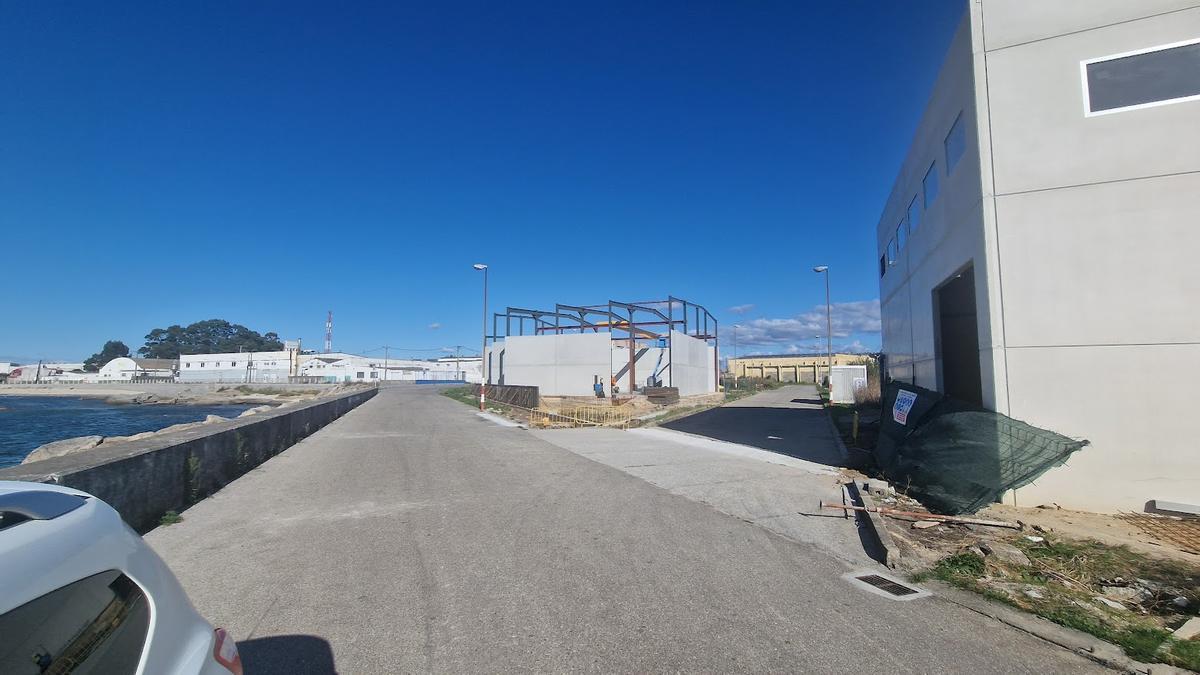 Una vista de las naves que se construyen en Porto Meloxo. Al fondo, Frigoamegrove y otras instalaciones vinculadas al mar.