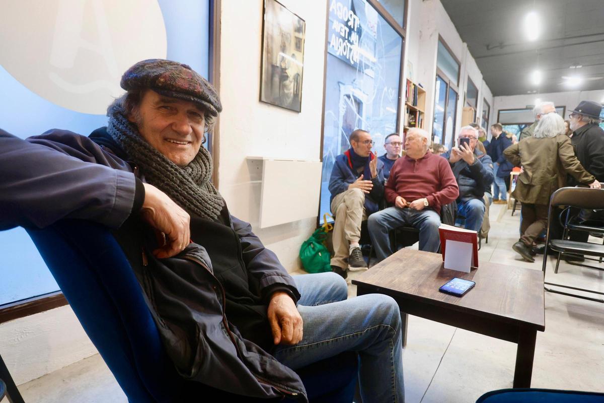 Alfons Cervera presenta en la librería Arribada Llibres de València su última novela 'Singapur'