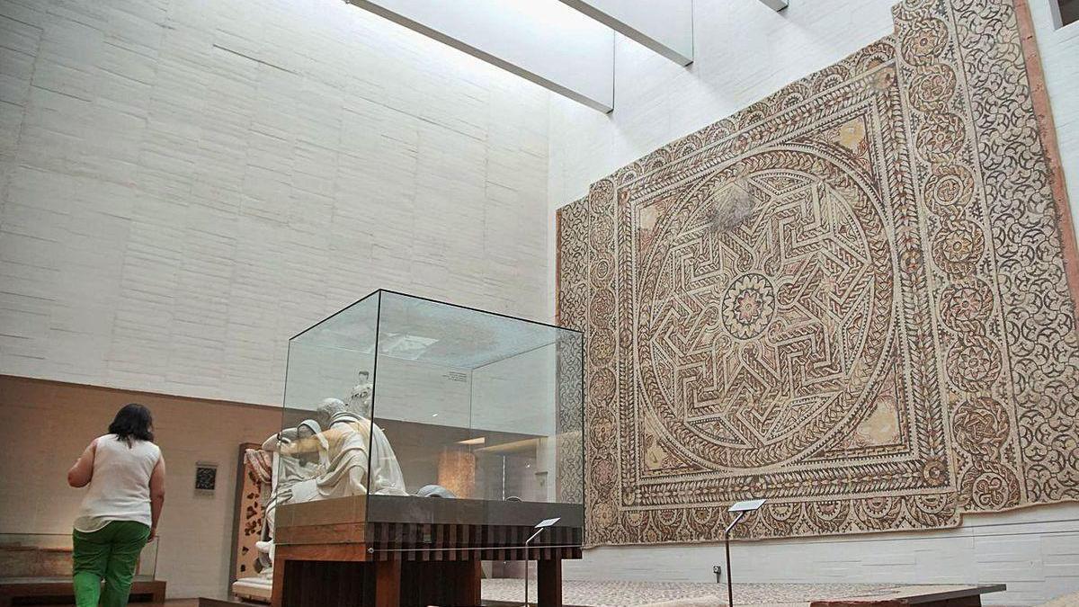 Una mujer en la sala de Romano del Museo de Zamora.