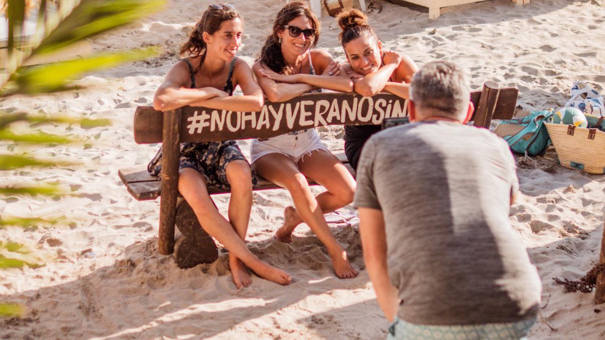  Si no te haces una foto en el banco de Beso Beach es que no has estado en Ibiza