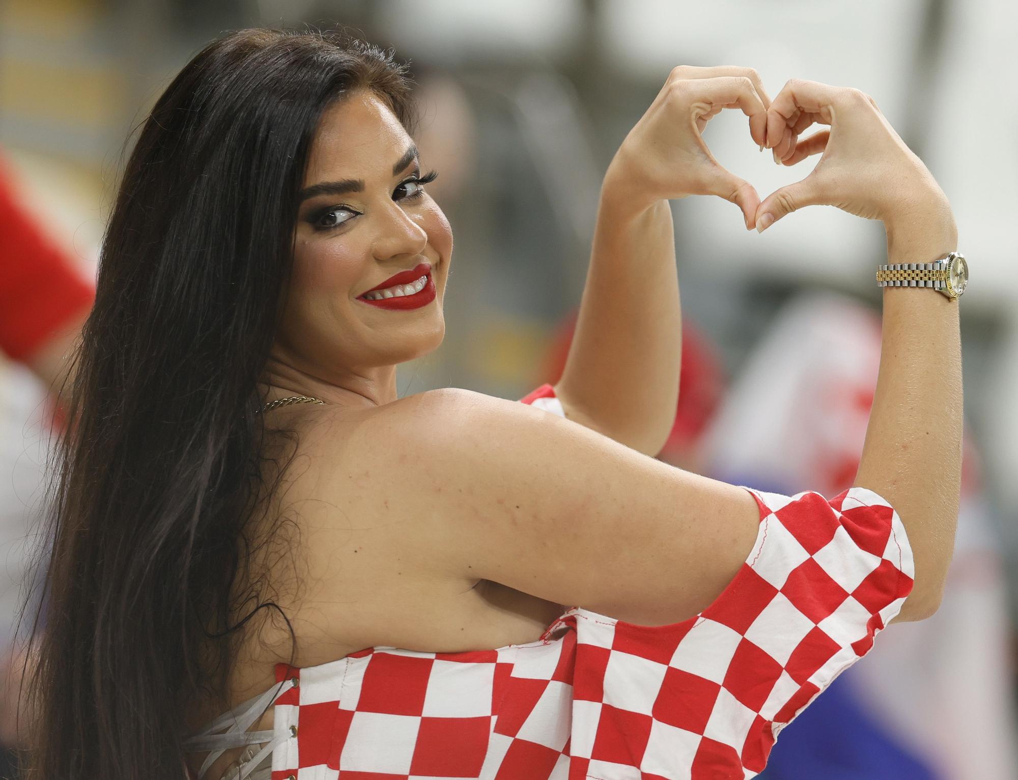 Ivana Knöll, la modelo que fue expulsada del Croacia - Brasil por su vestimenta