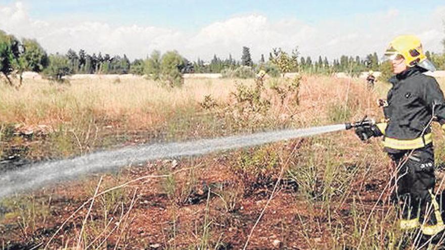 Los bomberos sofocan un incendio de rastrojos en un solar de es Vivero