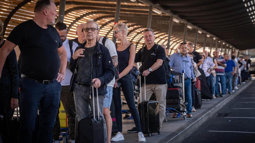 Colas de pasajeros en el Aeropuerto Tenerife Sur para el servicio de taxi