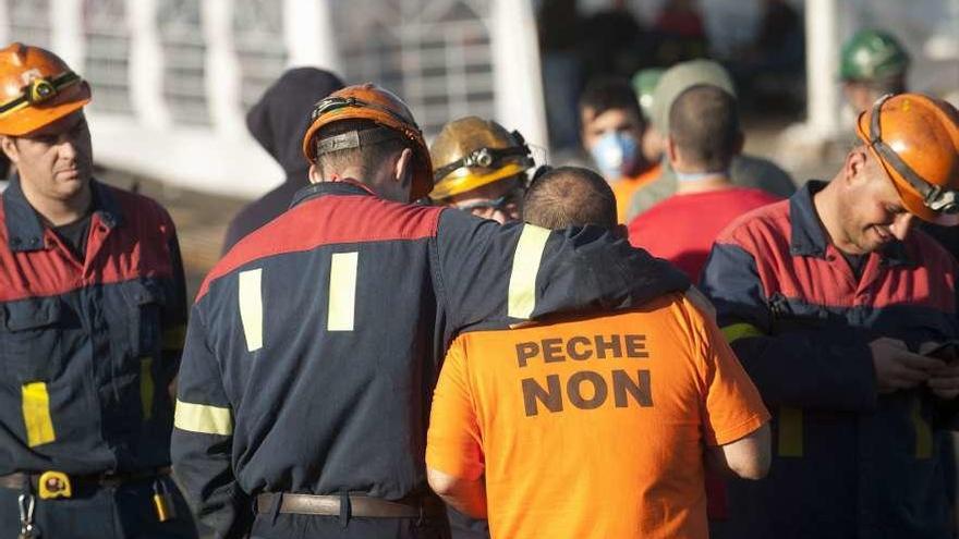 Trabajadores de la planta de aluminio de Alcoa en A Coruña.