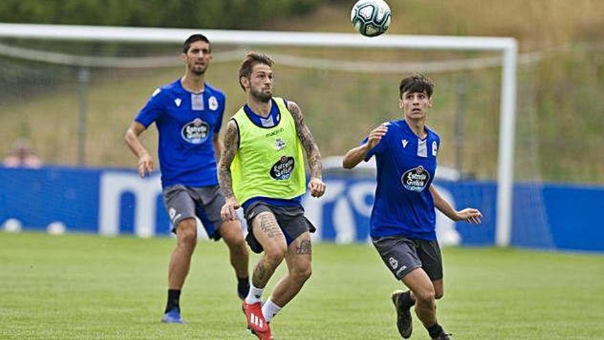 Fede Cartabia, en el centro, durante el entrenamiento de ayer en Abegondo.