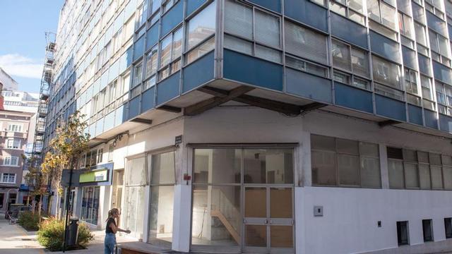 Fachada del edificio de Médico Durán con Wenceslao Fernández Flórez. | // CASTELEIRO/ROLLER AGENCIA