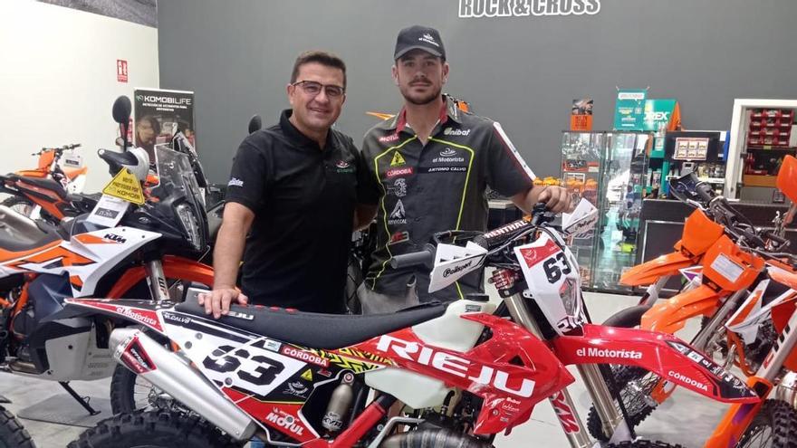 Calvo con su patrocinador en la presentación de su motocicleta.