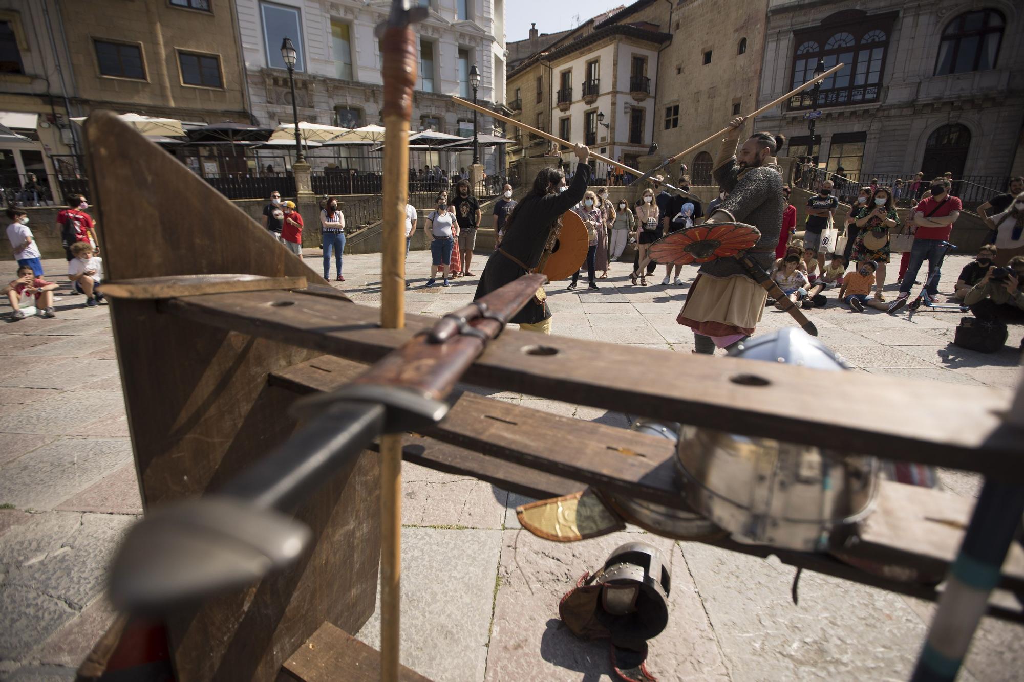 Duelo de espadas a los pies de la Catedral de Oviedo