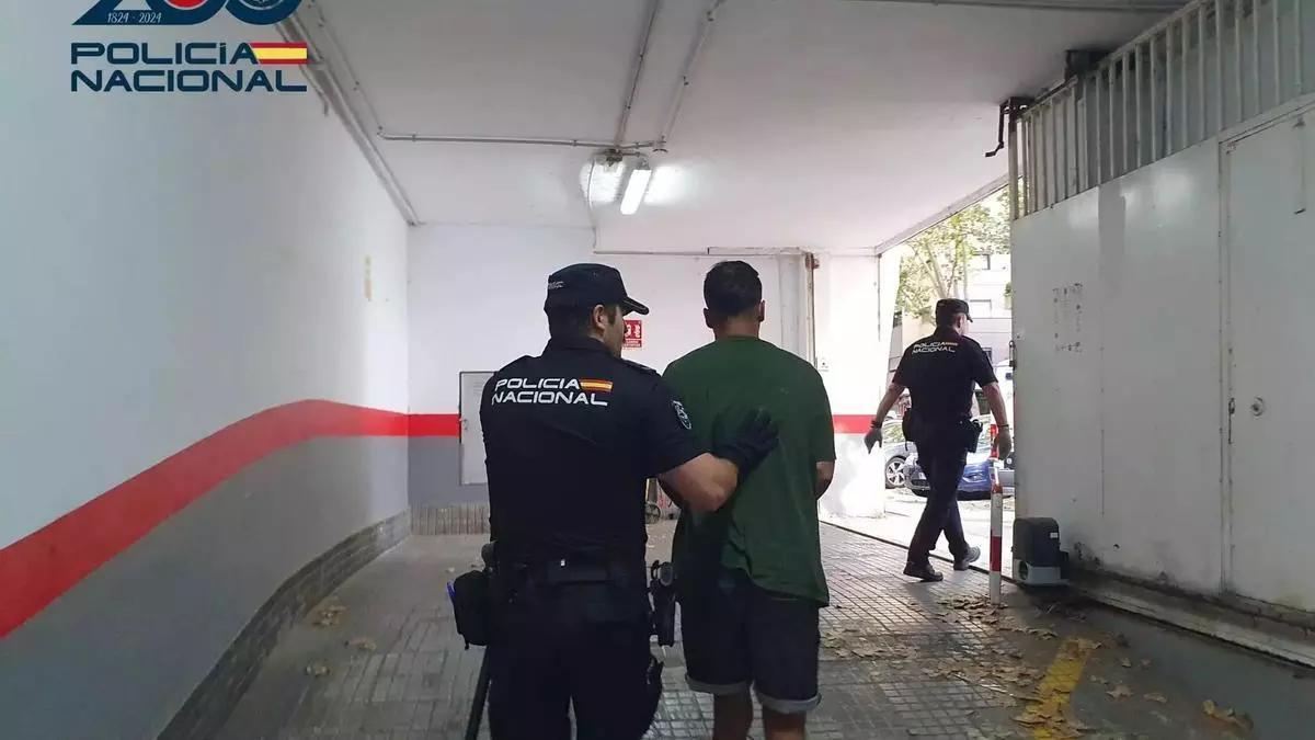 El atracador, tras ser detenido por la Policía Nacional en agosto pasado en Palma.