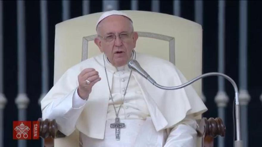 El Papa Francisco pide que se enseñe a los niños a hacer bien la señal de la cruz