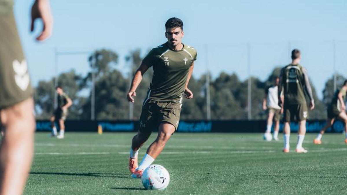 El canterano no entrenó ayer con el Celta a la espera de resolver su salida en forma de una nueva cesión.