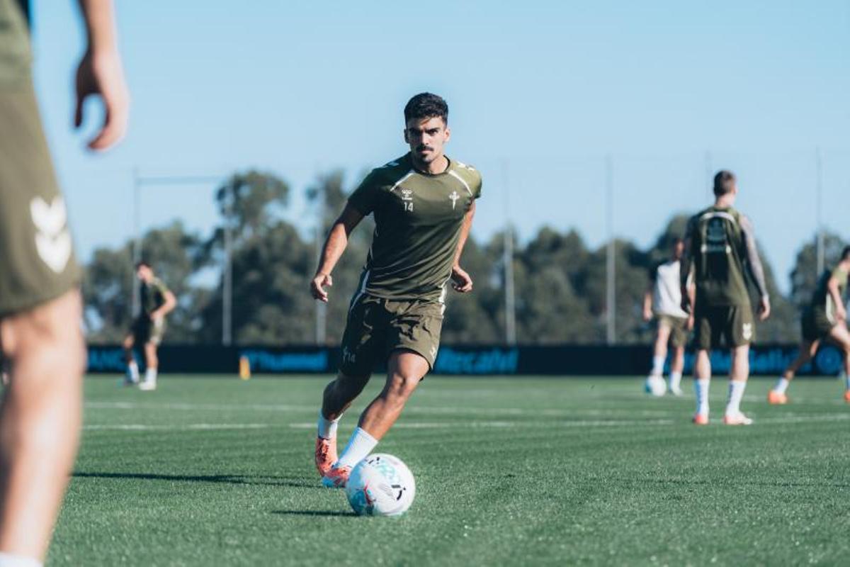 El canterano no entrenó ayer con el Celta a la espera de resolver su salida en forma de una nueva cesión.