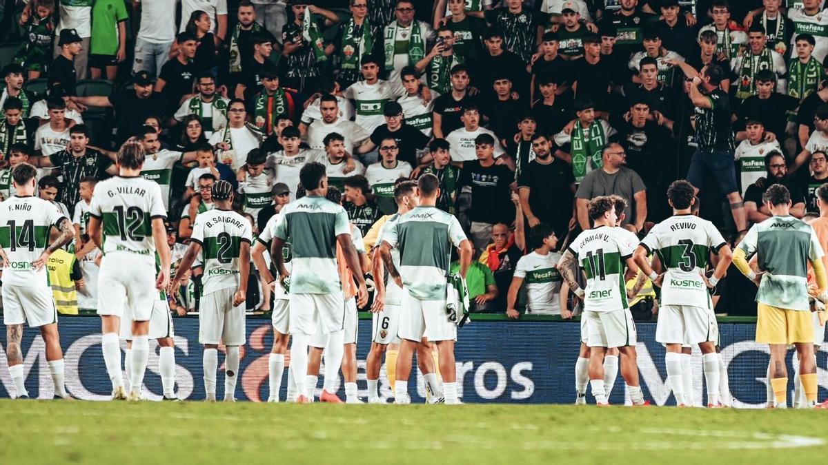 Los jugadores del Elche se acercan a la afición después de un partido en el Martínez Valero.