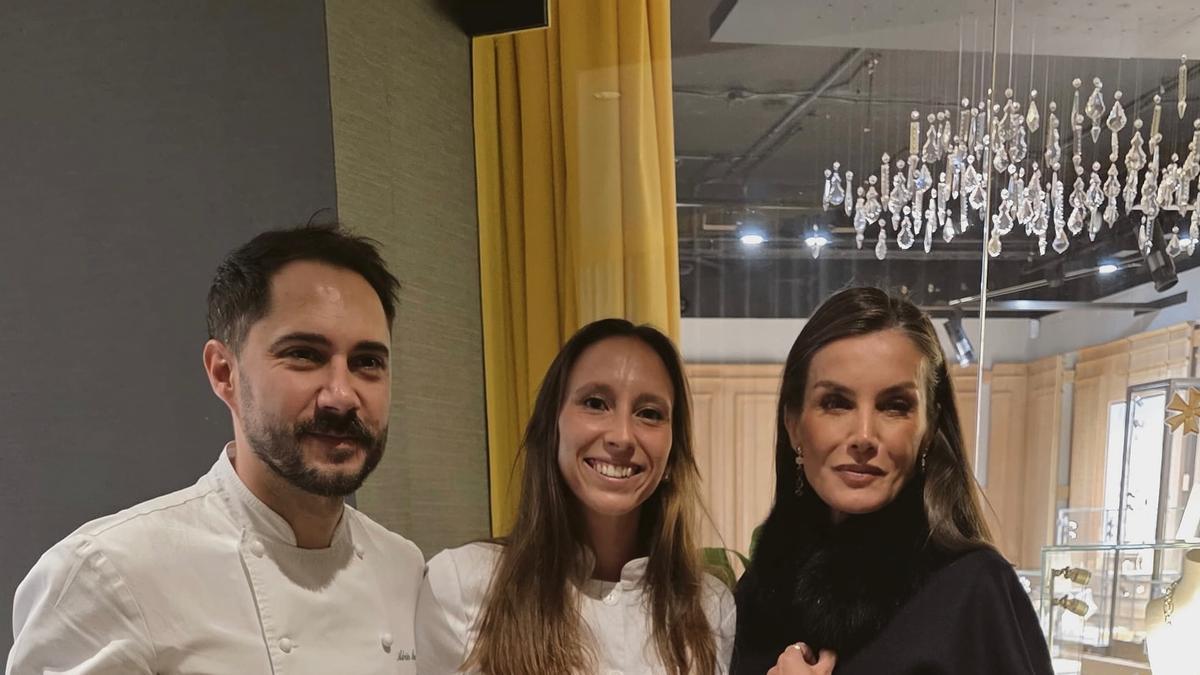 Adrián Mancheño, con su compañera Aldana Bizzotto y la reina Letizia, en Bruselas.
