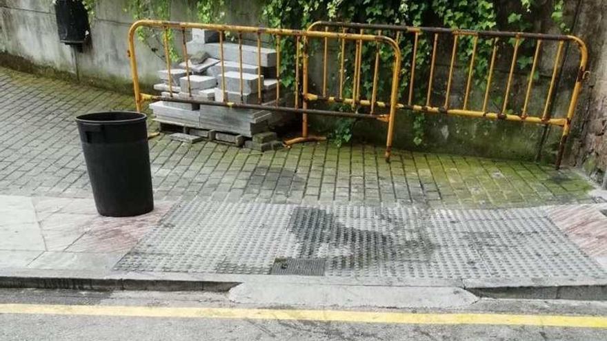 El acceso a la calle Cárcel de Cangas necesita limpieza, según el PSOE