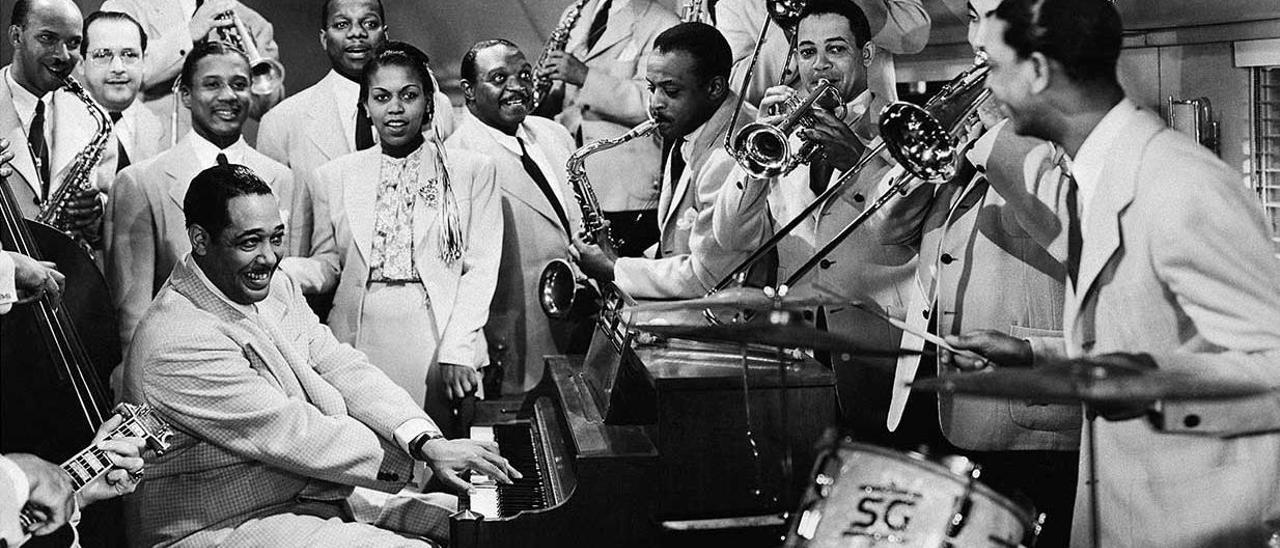 Duke Ellington, al piano, con su orquesta  y la cantante Betty Roche en la película  “La canción del amanecer”, de 1943.