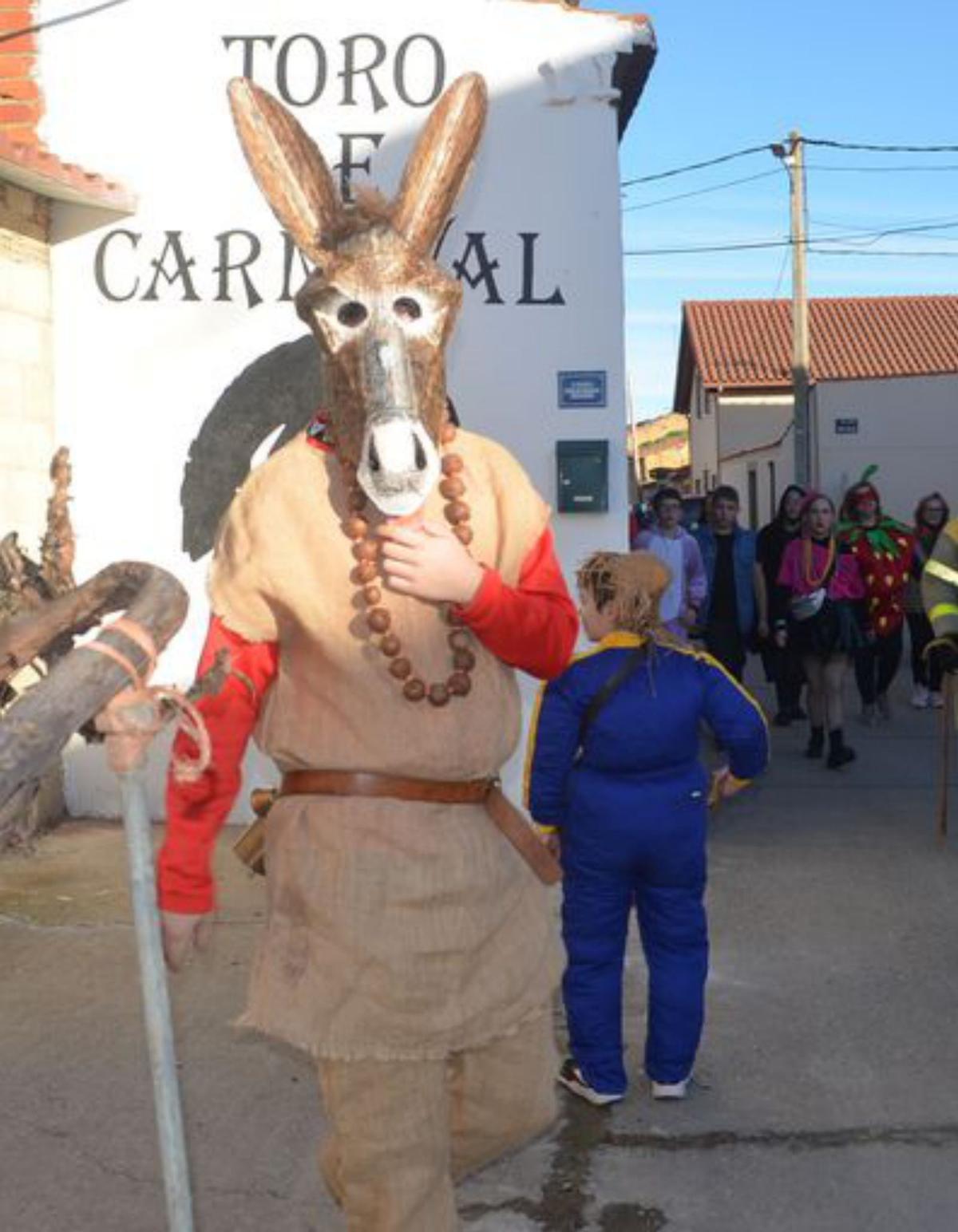A la izquierda, varios personajes de la fiesta de Morales en la Plaza del pueblo, con el toro como protagonista. Abajo tres momentos vividos ayer en Morales en el recorrido por el pueblo./ E. P.