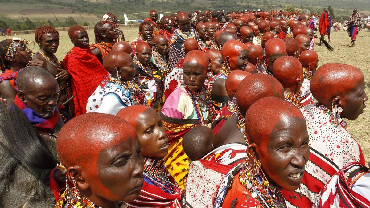Mujeres masai, con la cabeza pintada.