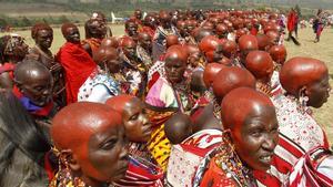 Mujeres masai, con la cabeza pintada.