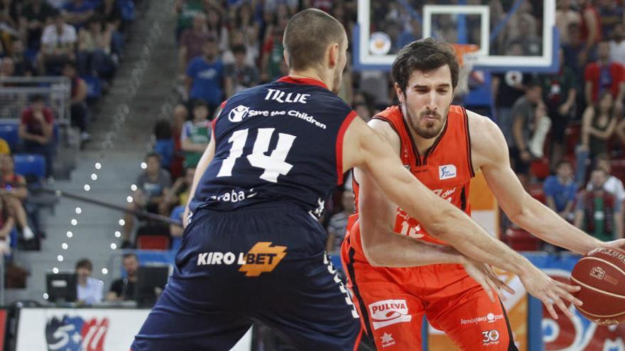 Guillem Vives encara al pívot francés del Baskonia Kim Tillie.