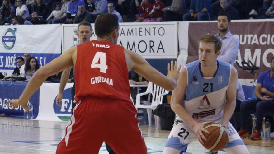 Luke Meikle se dispone a lanzar en el duelo frente a Girona Basket