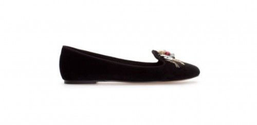 Slippers de ante negras adornadas con abalorios de Zara de 39,95 euros