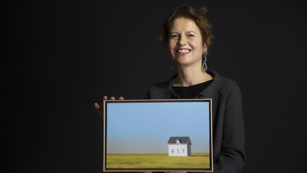 Mónica Dixon con la postal de Navidad de este año de LA NUEVA ESPAÑA.