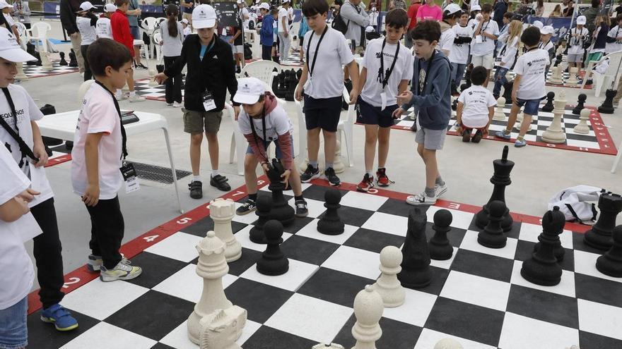 Cuando la diversión hace jaque mate: el IV torneo "Pequeños Gigantes" congrega en Oviedo a más de 400 pequeños maestros del ajedrez