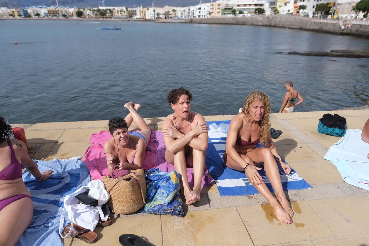 Lucía Losada, en el centro, con sus amigas tras el baño en el muelle.