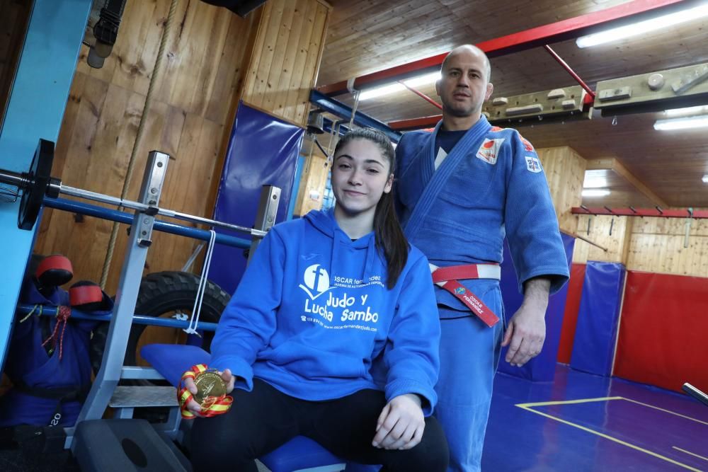 Celia Dacosta, campeona de España de cadete lucha en el gimnasio de Óscar Fernández