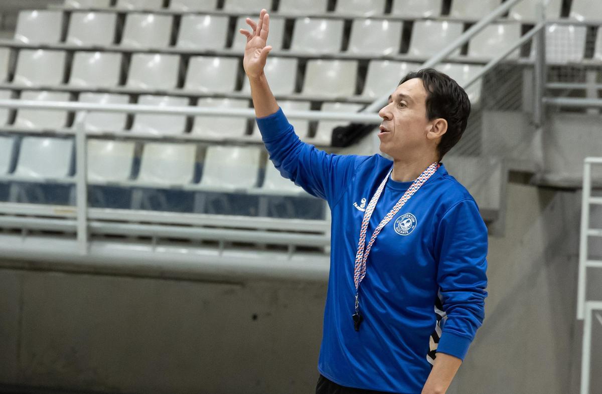Pablo Portilla da indicaciones durante un entrenamiento, en el Pedro Ferrándiz.