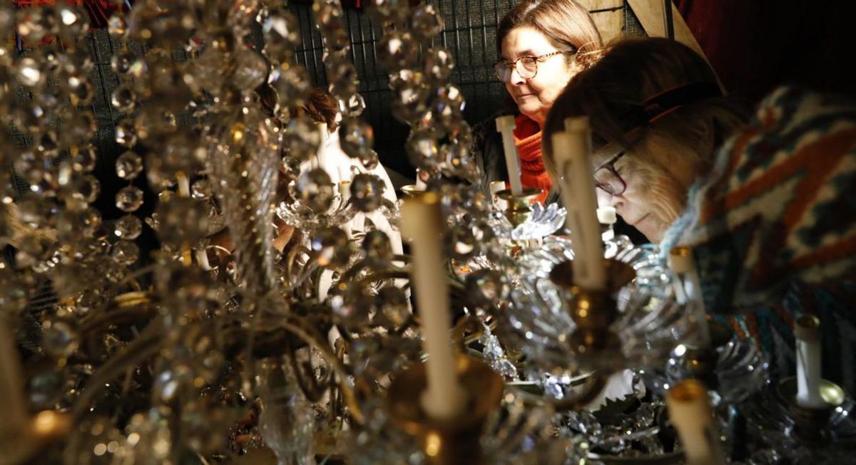 Dos detalles de los trabajos de restauración  en la lámpara del siglo XIX de la iglesia de Luanco.