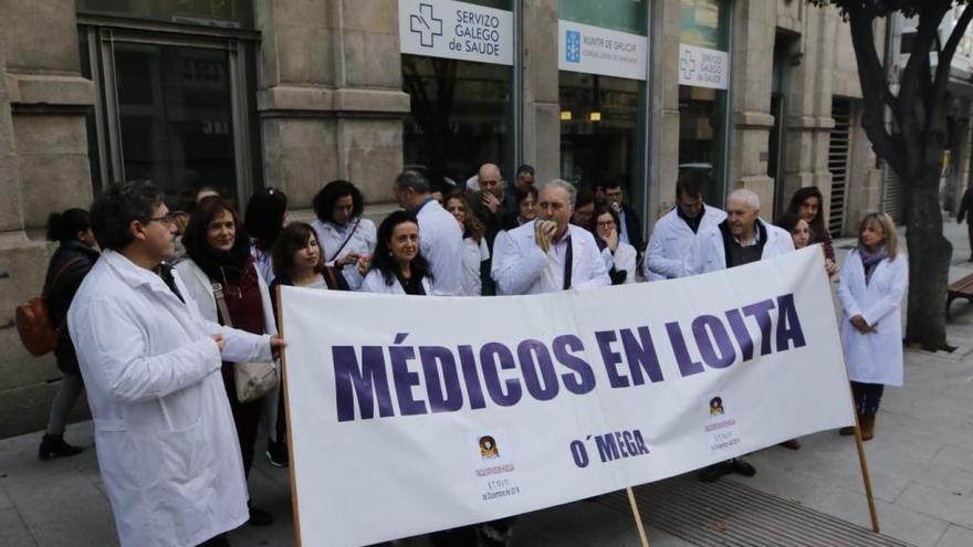 Concentración esta mañana frente al Sergas. // Alba Villar