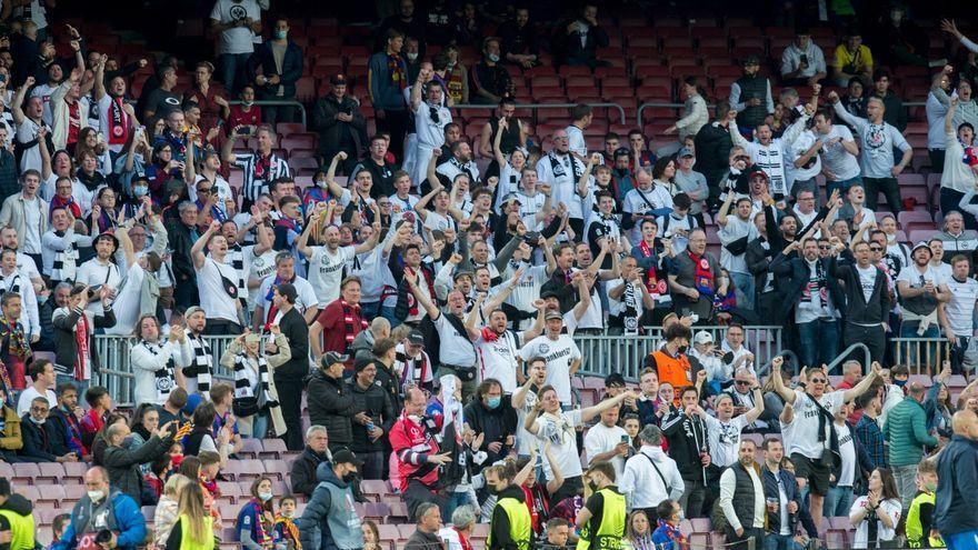 Aficionados del Eintracht en el Camp Nou.