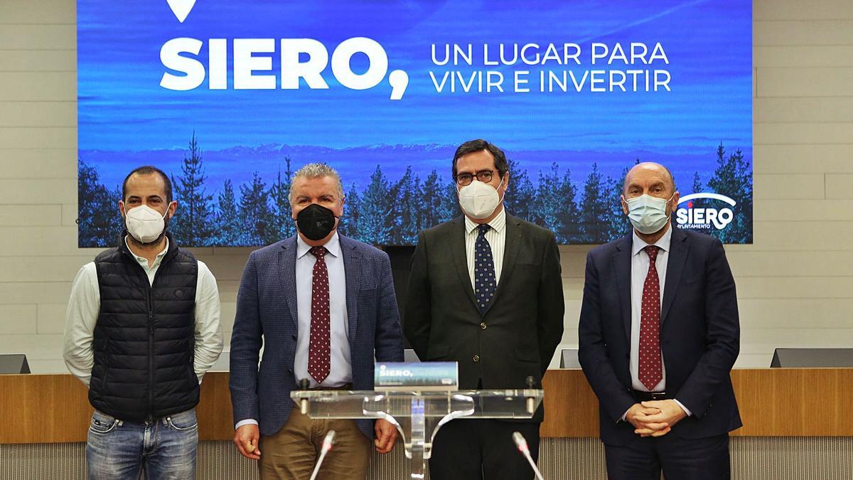 Por la izquierda, el alcalde de Siero, Ángel García; el presidente de FADE, Belarmino Feito; el presidente de la CEOE, Antonio Garamendi, y el vicepresidente del Principado, Juan Cofiño, ayer, en Madrid, antes del inicio del acto de presentación. | A. I.