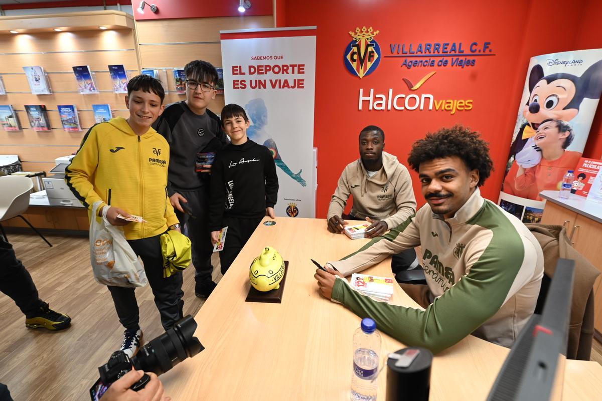 Galería | Baño de masas de Nicolas Pepe y Renato Veiga en Vila-real