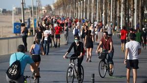 Gente paseando en Barcelona