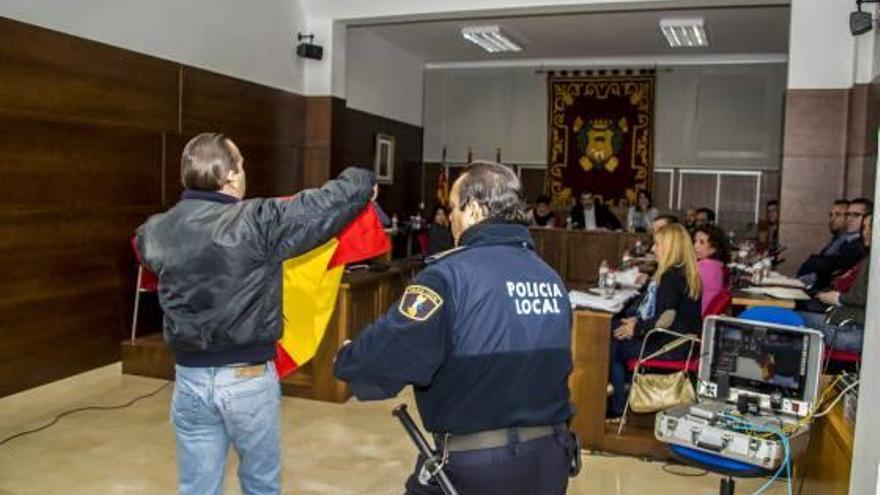 Saludos fascistas en la puerta del Ayuntamiento de Callosa