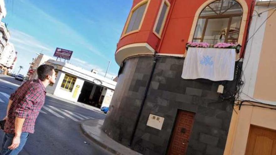 La imagen de la Virgen, ayer en su camarín de la calle San Juan, en Orihuela.