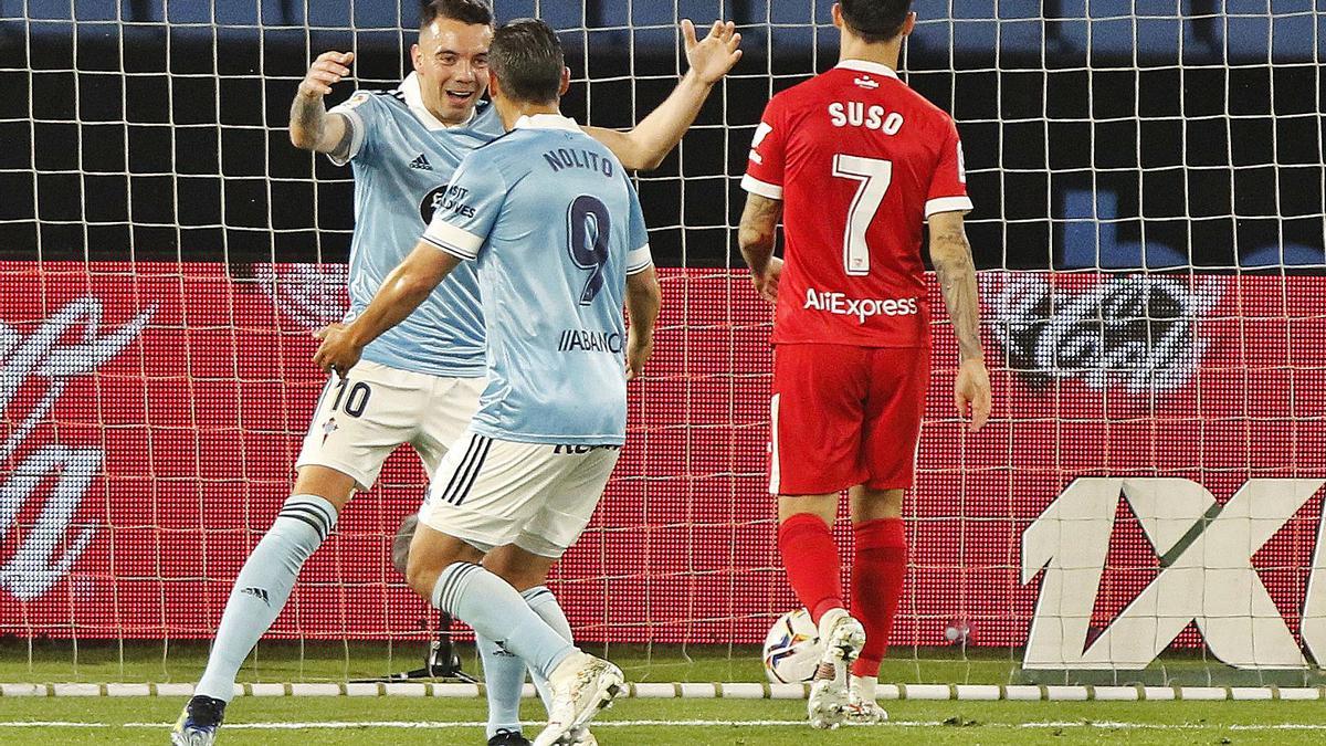 Iago Aspas abraza a Nolito para celebrar uno de los dos goles conseguidos por el moañés la pasada temporada en Balaídos. |  // R. GROBAS