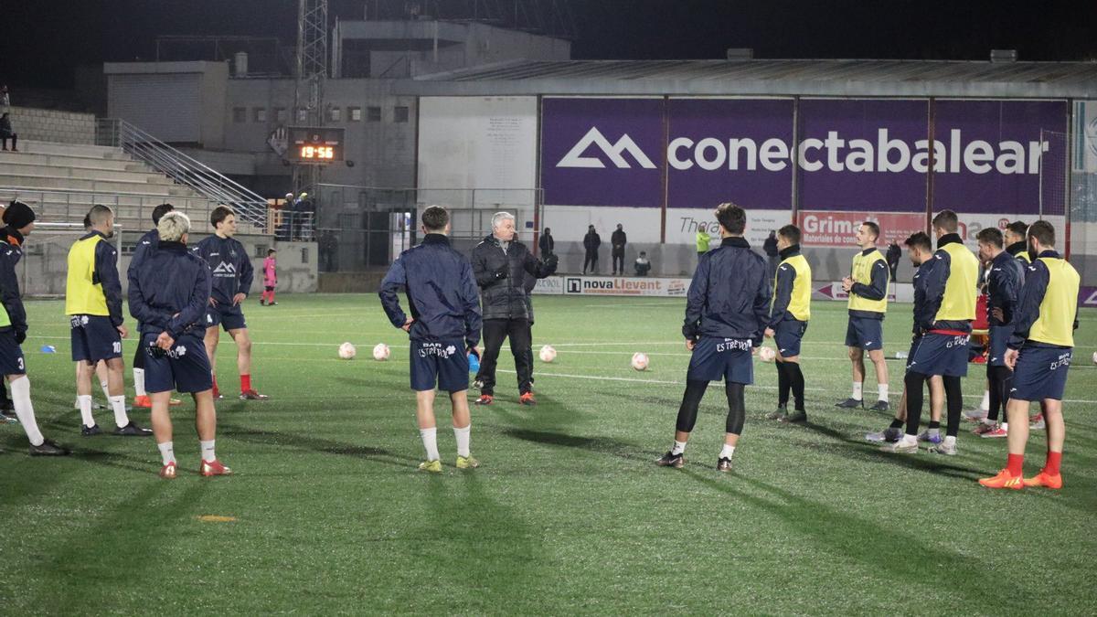 El técnico Pep Barceló dirige su primer entrenamiento con el CE Manacor.