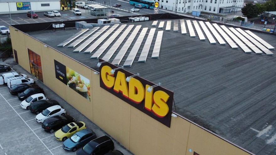 Gadis instala placas solares en su supermercado de Arteixo