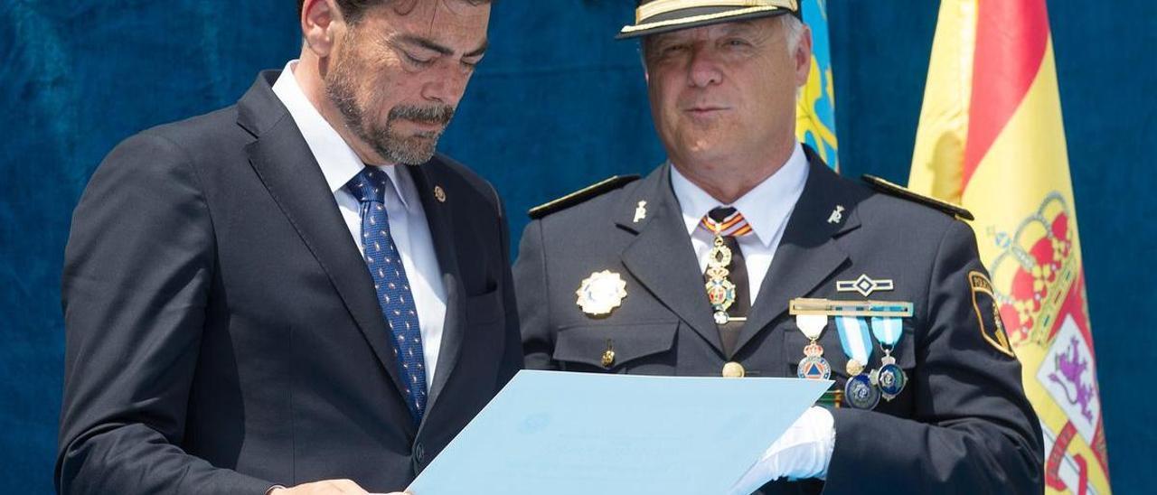 Barcala observa un documento en presencia del jefe de la Policía Local, en una imagen de archivo