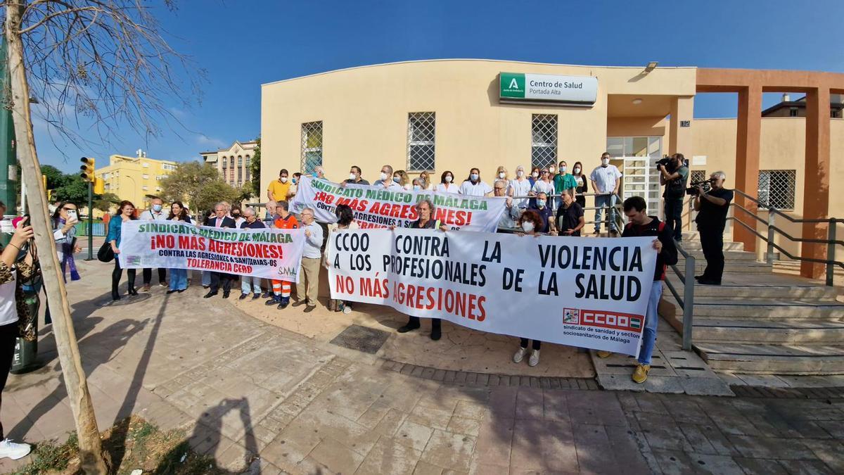 Médicos se concentran en el centro de salud de Portada Alta en repulsa por las amenazas a una facultativa