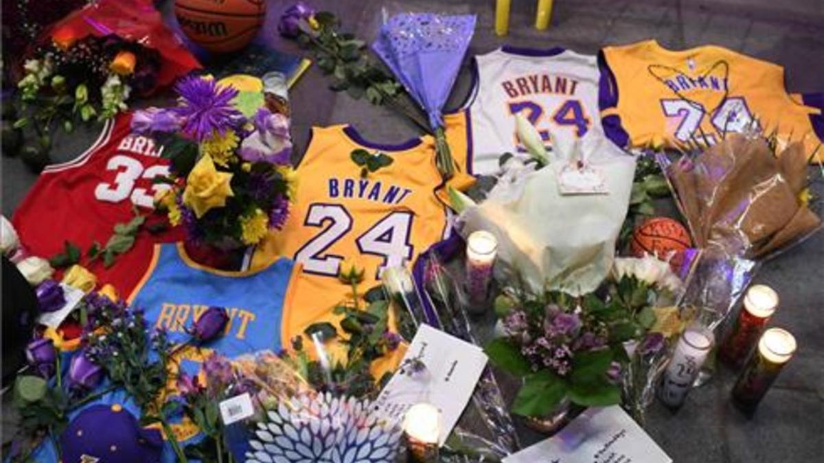 Homenaje a Kobe Bryant en las inmediaciones del Staples Center, casa de los Lakers.