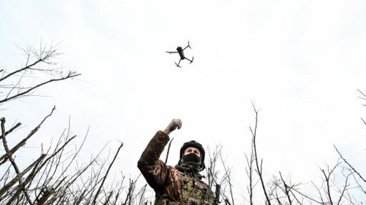 Soldado de las Fuerzas Armadas ucranianas manejando un dron en Zaporiyia, Ucrania.