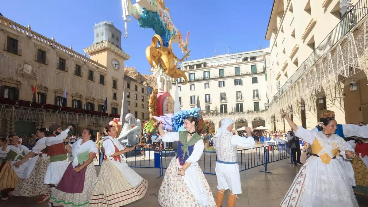 Alicante celebra su historia con un baile alrededor de la Hoguera Oficial