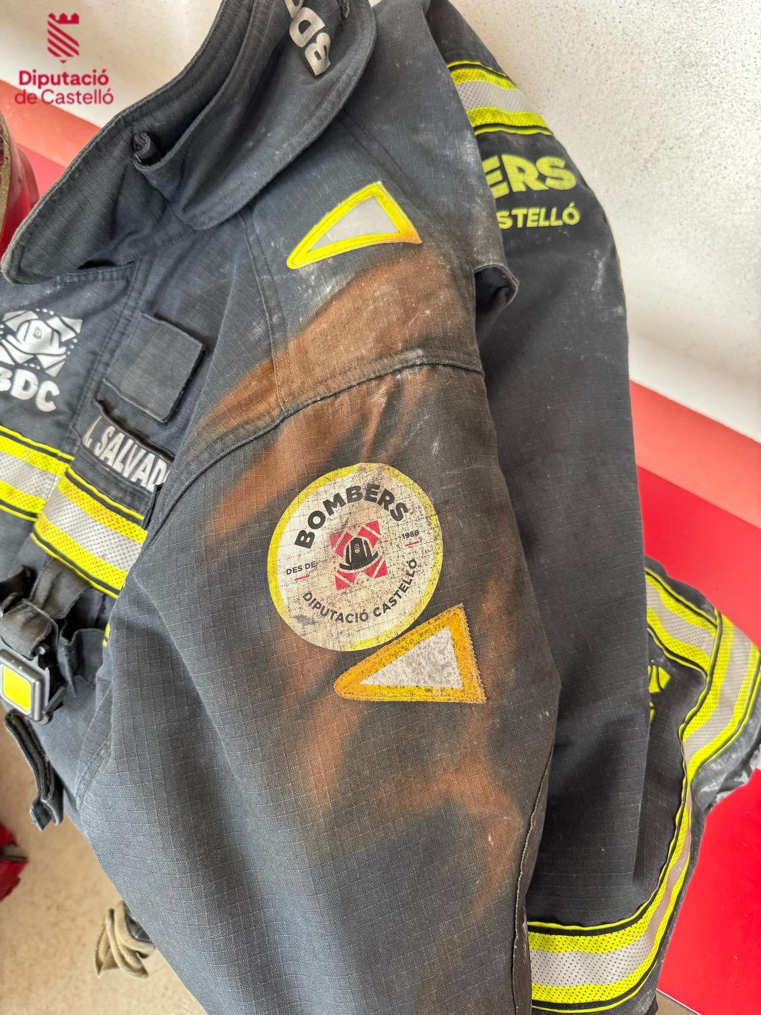 Duras imágenes: Cascos derretidos y chaquetones quemados en el incendio de Benicarló
