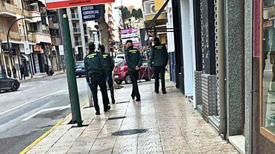 Efectivos de la Guardia Civil patrullando por las calles de Caravaca.