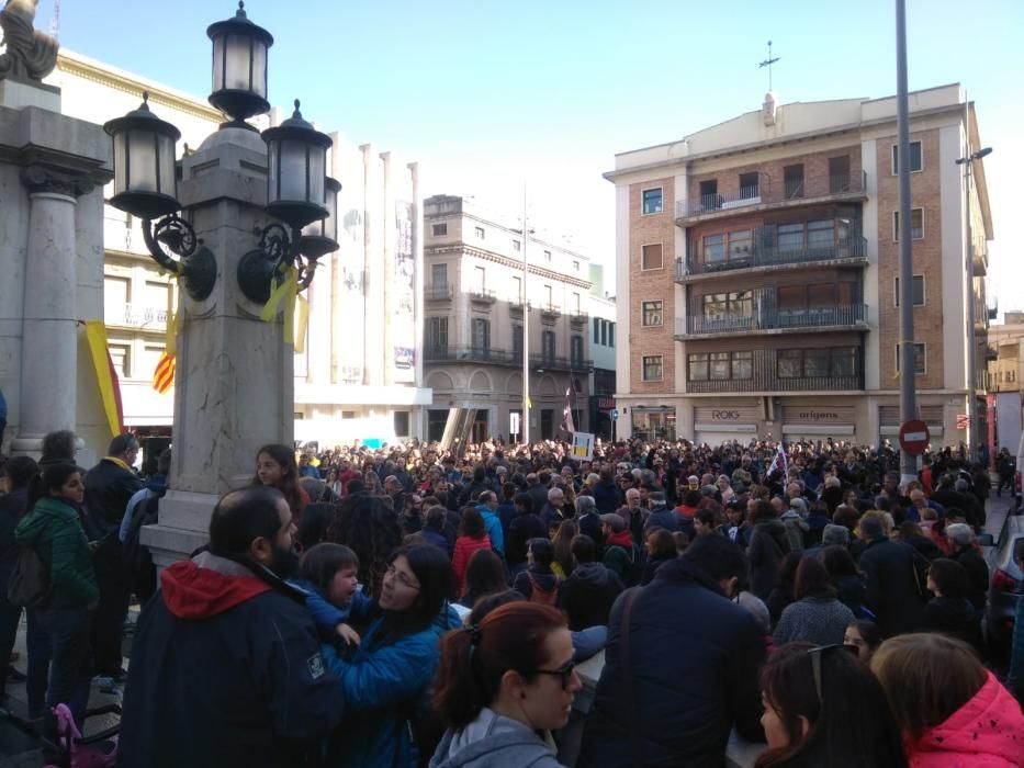 Centenars de persones omplen la Rambla de Figueres